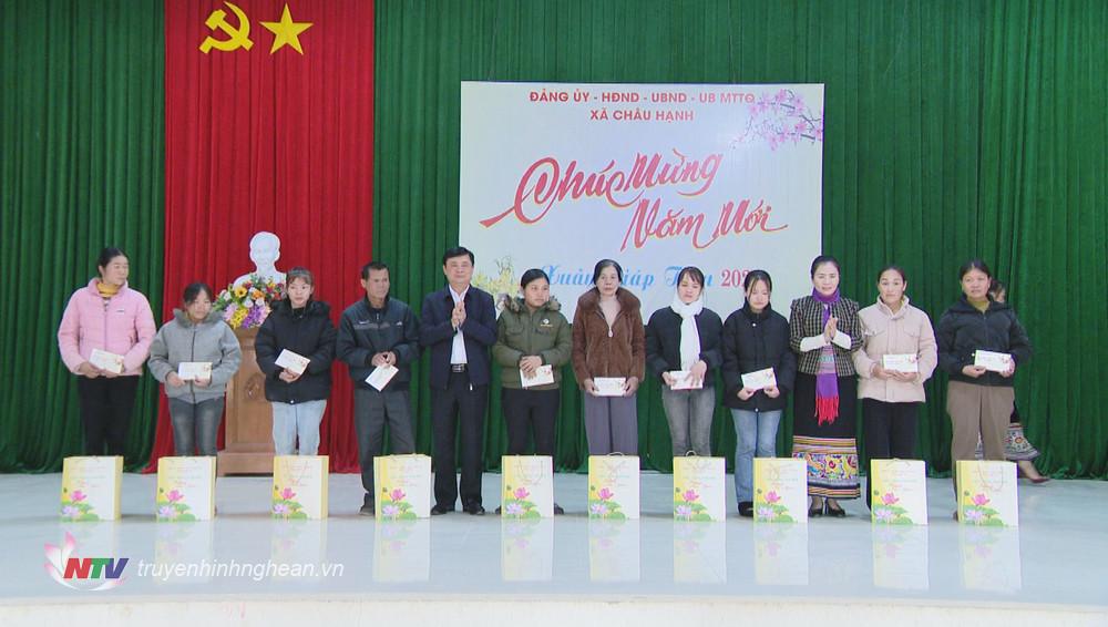 Bí thư Tỉnh ủy Thái Thanh Quý và Chủ tịch Ủy ban MTTQ Việt Nam tỉnh Nghệ An Võ Thị Minh Sinh tặng quà cho các hộ nghèo. 