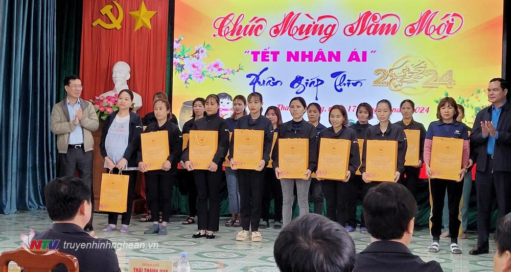 Chủ tịch nước Nguyễn Văn Thưởng trao quà Tết cho các gia đình trên địa bàn.
