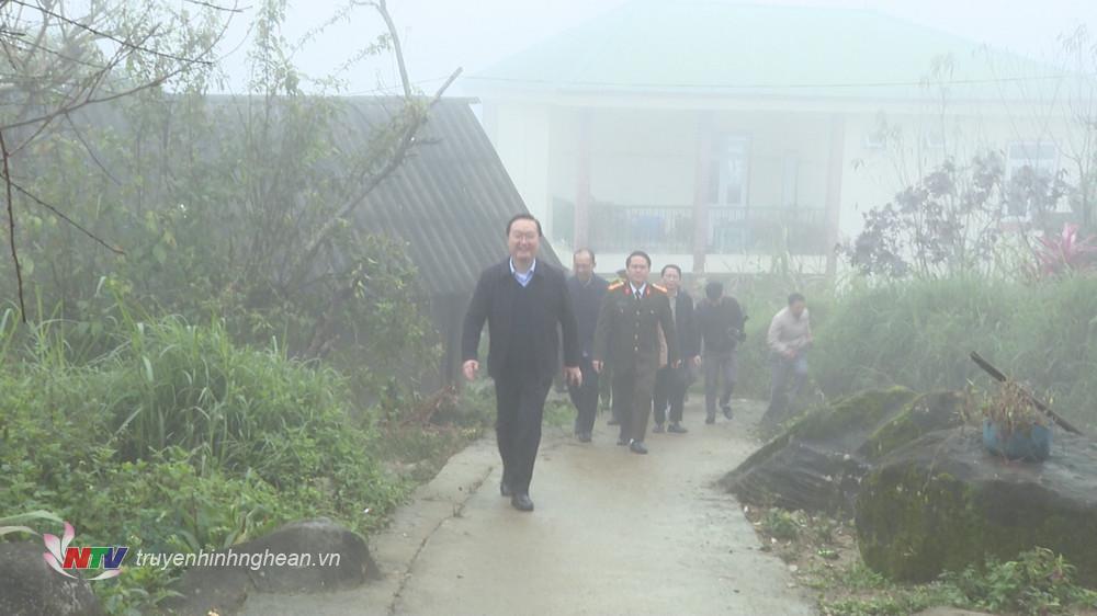 Chủ tịch UBND tỉnh Nguyễn Đức Trung cùng đoàn công tác vượt qua khó khăn về địa hình, thời tiết đến trao quà Tết cho các hộ nghèo, gia đình chính sách, hộ có hoàn cảnh khó khăn trên địa bàn huyện Kỳ Sơn.
