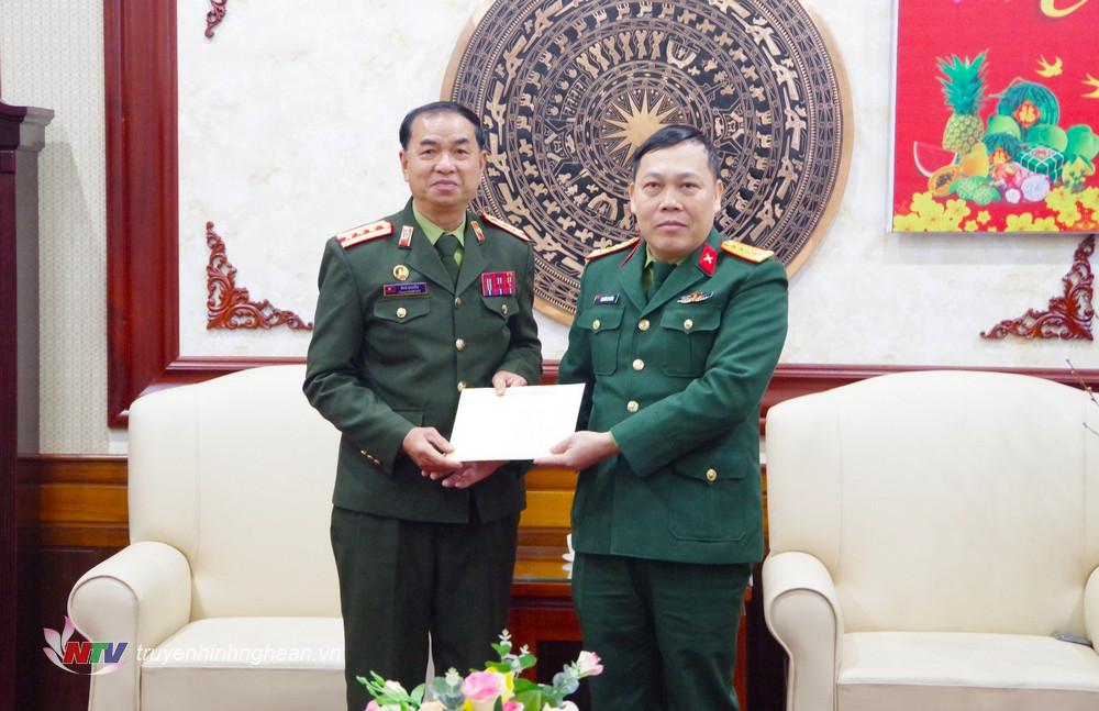 Đại tá Nguyễn Kỳ Hồng – Phó Bí thư Đảng ủy, Chính ủy Bộ Chỉ huy Quân sự tỉnh Nghệ An tặng quà Bộ Chỉ huy Quân sự tỉnh Hủa Phăn, CHDCND Lào.