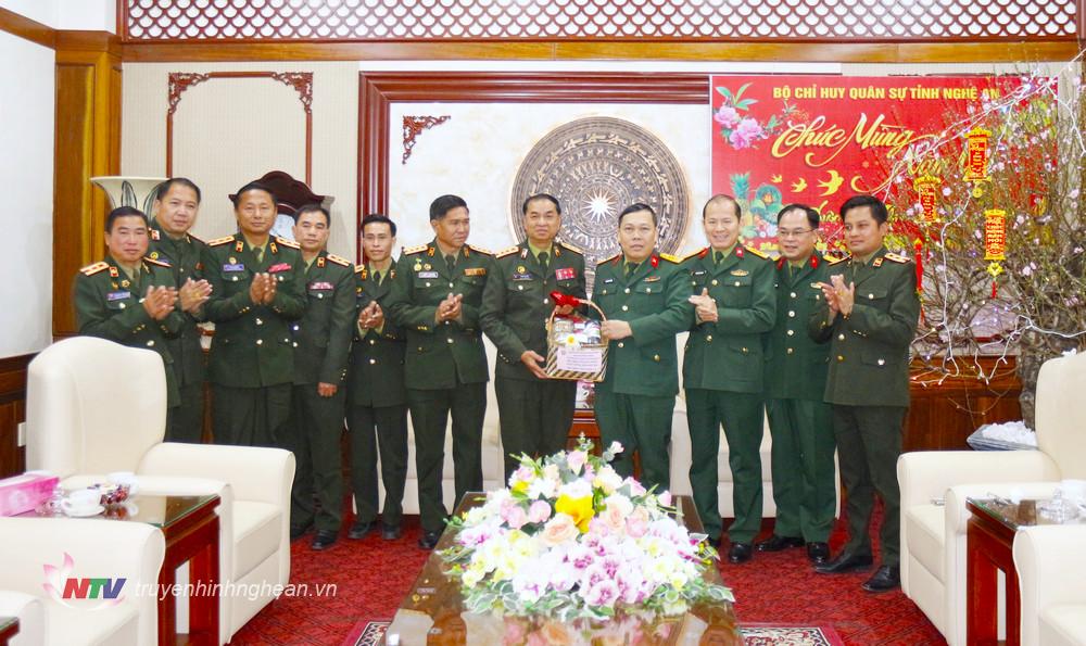 Đại tá Phan Xi Xòn My Xay – Chính uỷ Bộ Chỉ huy Quân sự tỉnh Hủa Phăn tặng quà chúc Tết Bộ Chỉ huy Quân sự tỉnh Nghệ An