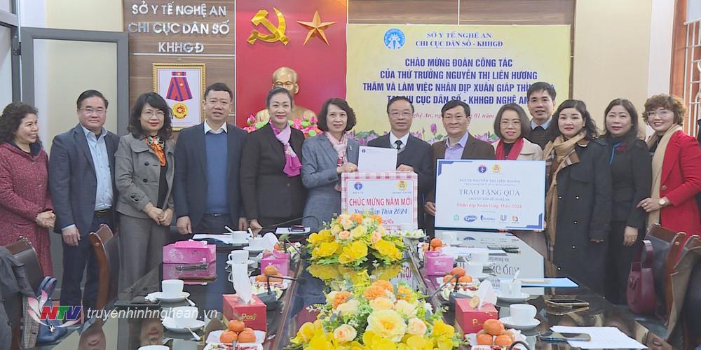 Đoàn công tác của Bộ Y tế và Công đoàn Y tế Việt Nam thăm, tặng quà và chúc Tết Sở Y tế Nghệ An.