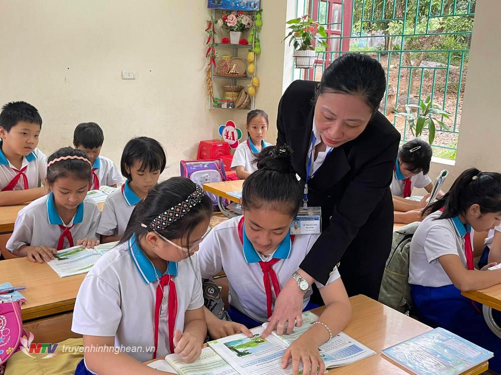 Cô Lê Thị Hải Yến luôn đổi mới phương pháp giảng dạy và kiến thức chuyên môn