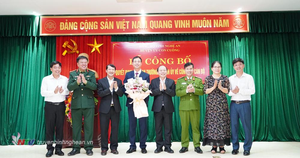 Thường vụ Huyện ủy Con Cuông tặng hoa chúc mừng đồng chí Lương Đình Việt. 