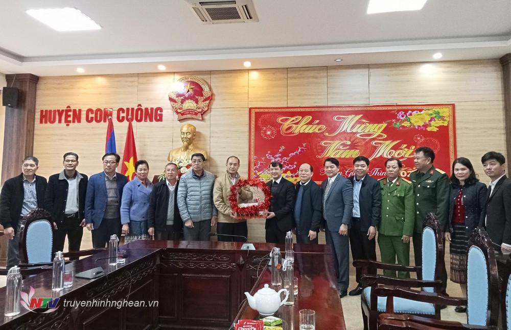 Lãnh đạo tỉnh Xiêng Khoảng, CHDCND  Lào tặng quà chúc Tết Đảng bộ, chính quyền, nhân dân huyện Con Cuông. 