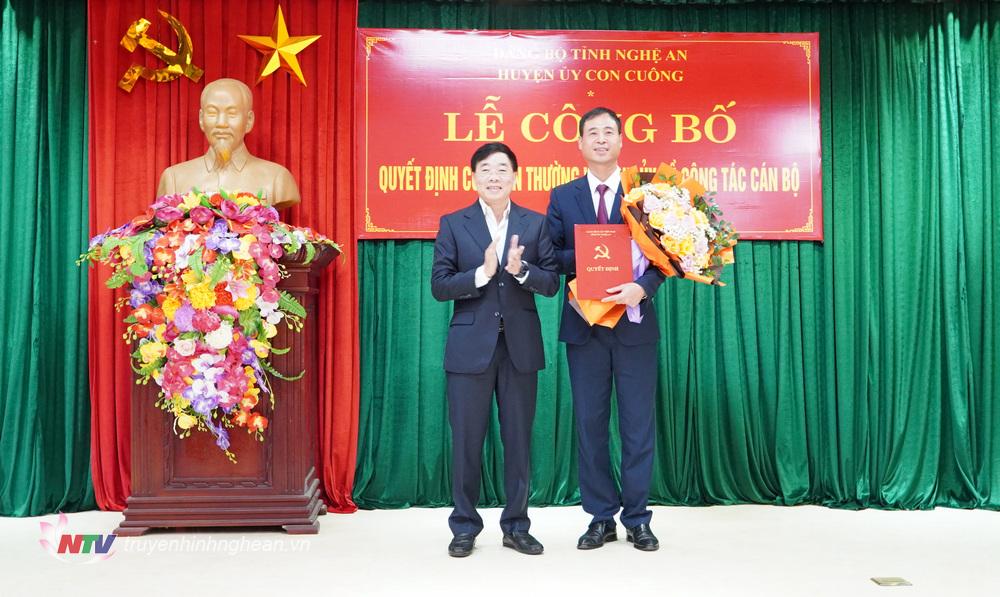 Phó Bí thư Thường trực Tỉnh uỷ Nguyễn Văn Thông trao quyết định, tặng hoa chúc mừng đồng chí Lương Đình Việt. 