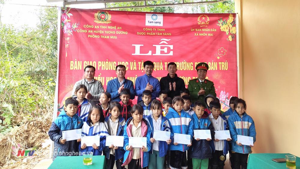Tặng quà cho các học sinh nghèo, có hoàn cảnh đặc biệt khó khăn của trường Phổ thông dân tộc bán trú Tiểu học Nhôn Mai huyện Tương Dương.