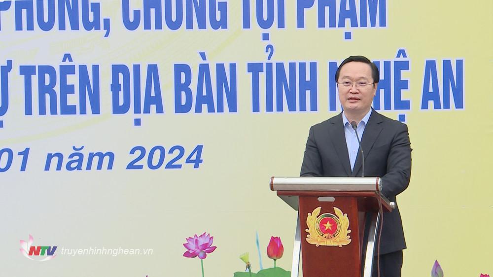 Đồng chí Nguyễn Đức Trung - Phó Bí thư Tỉnh ủy, Chủ tịch UBND tỉnh phát biểu tại lễ ra quân.