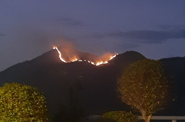 Lửa cháy xuất phát từ trên đỉnh núi Cô Tiên - Nha Trang.