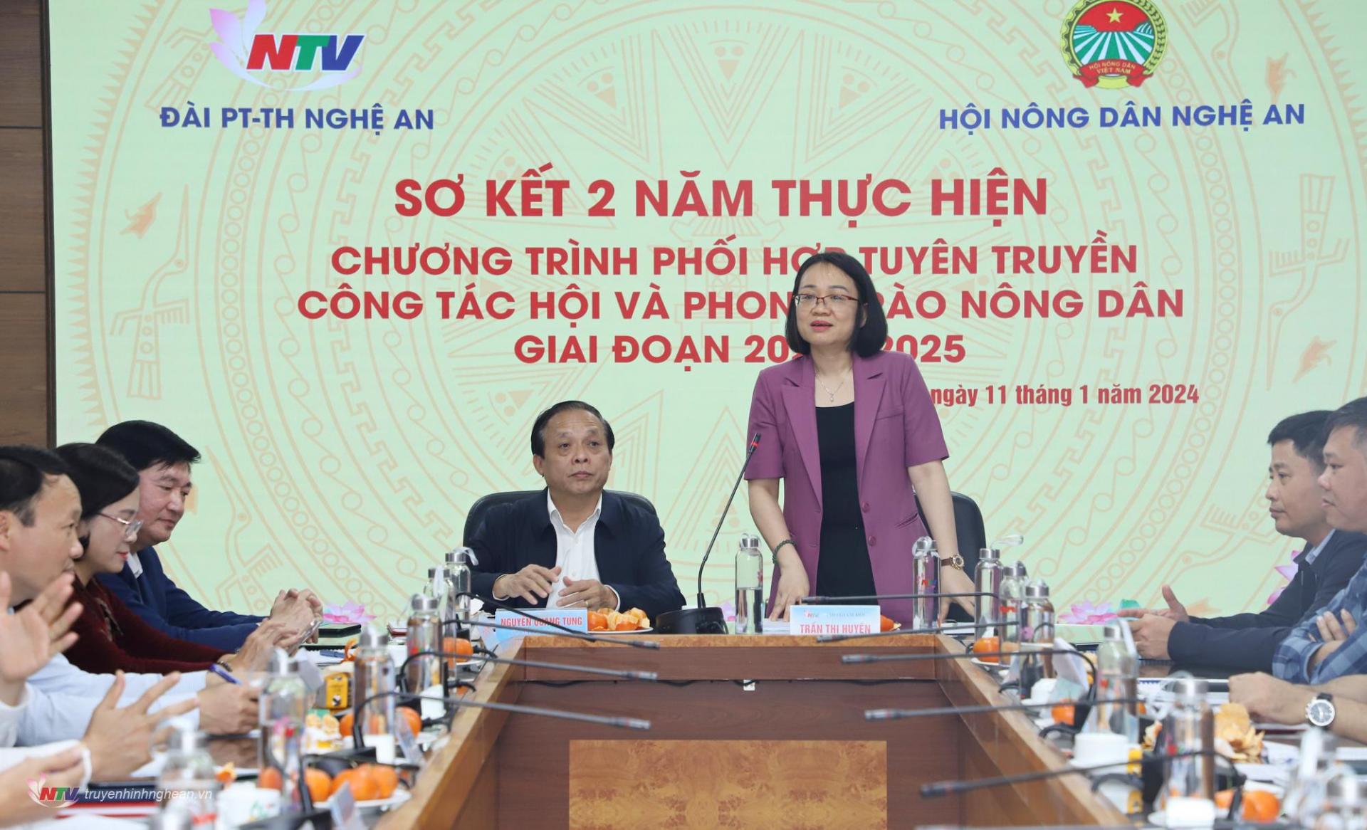 Đồng chí Trần Thanh Huyền - Phó Giám đốc Đài PT-TH Nghệ An phát biểu tại cuộc họp.