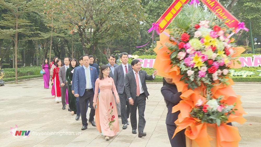 Đoàn đại biểu Quốc hội và Hội đồng nhân dân tỉnh Nghệ An về dâng hoa, dâng hương lên Chủ tịch Hồ Chí Minh tại Khu Di tích Khu Di tích Quốc gia đặc biệt Kim Liên. 