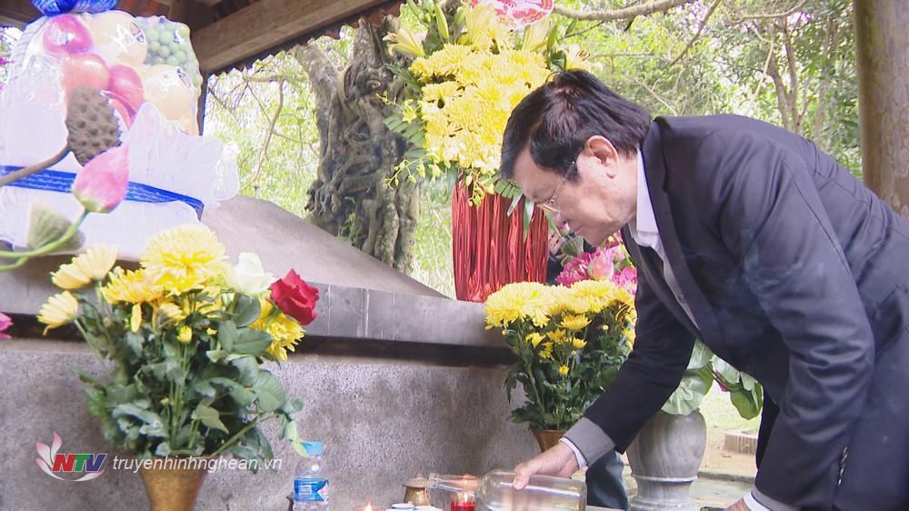 Nguyên Chủ tịch nước Trương Tấn Sang dâng hoa, dâng hương tại đền thờ và lăng mộ Vua Mai Hắc Đế.