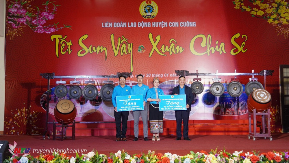  LĐLĐ huyện Yên Thành, Nghĩa Đàn cũng đã trao tặng cho huyện CC 2 bộ cồng chiêng, trị giá 24 triệu đồng.j