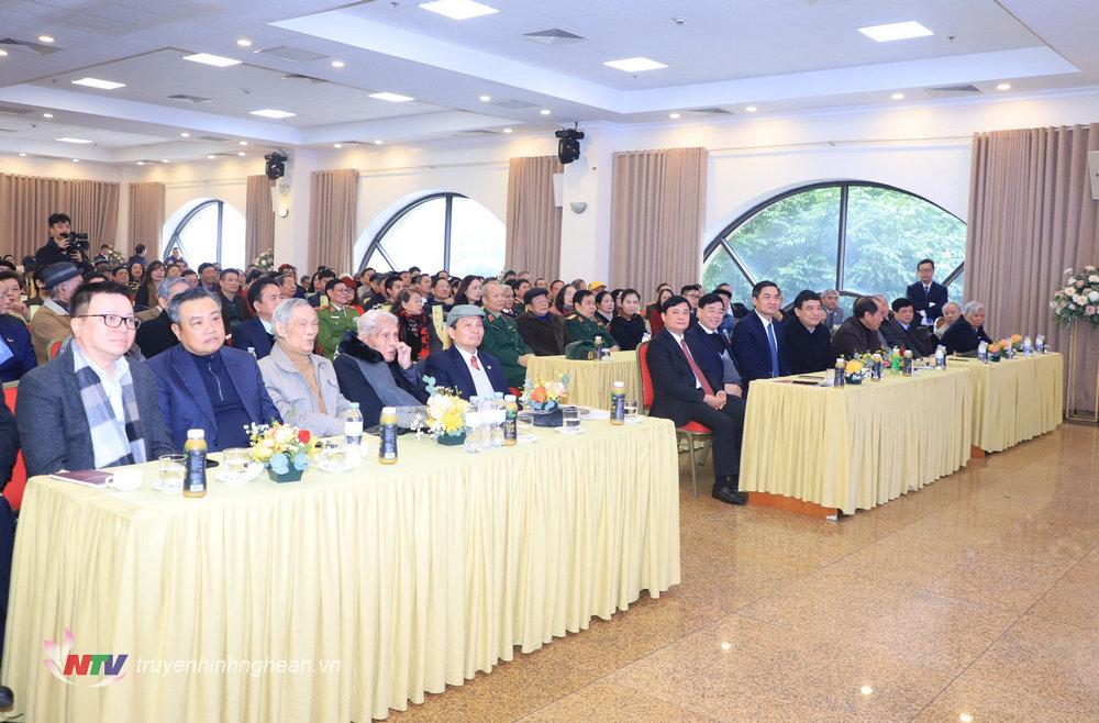 Các đồng chí lãnh đạo Trung ương, tỉnh Nghệ An và các đại biểu dự buổi gặp mặt. 