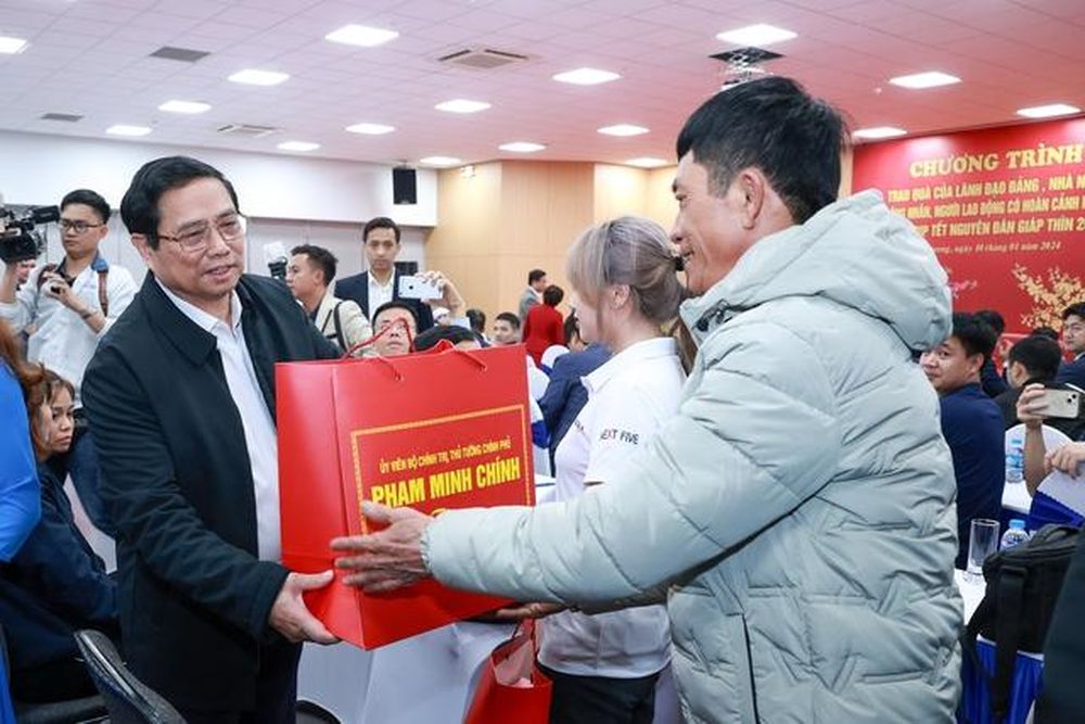 Thủ tướng Phạm Minh Chính tặng quà công nhân, người lao động có hoàn cảnh khó khăn tại Công ty Kefico thuộc Tập đoàn Hyundai Motor, khu công nghiệp Đại An, tỉnh Hải Dương ngày 10/1/2024