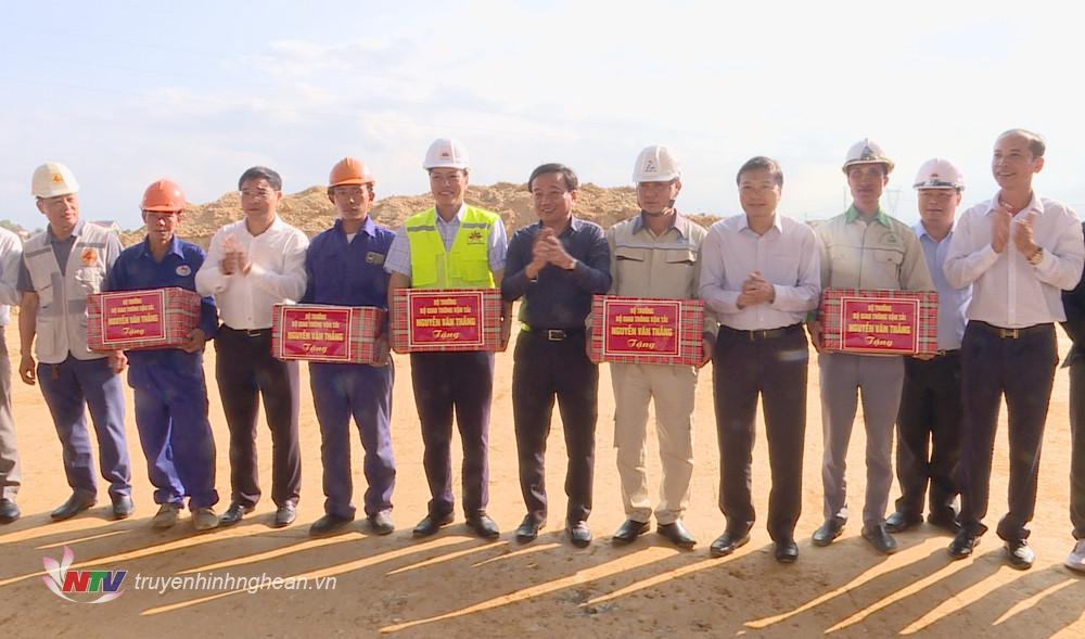 Bộ trưởng Nguyễn Văn Thắng tặng quà cho công nhân làm việc tại công trình. 