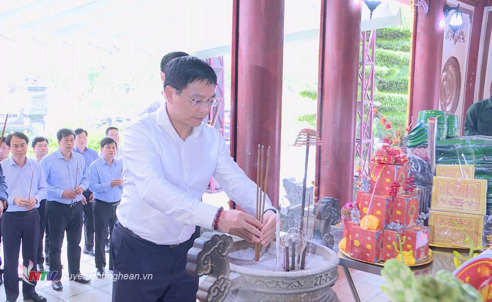 Bộ trưởng Nguyễn Văn Thắng dâng hương trước phần mộ của 13 anh hùng liệt sĩ. 
