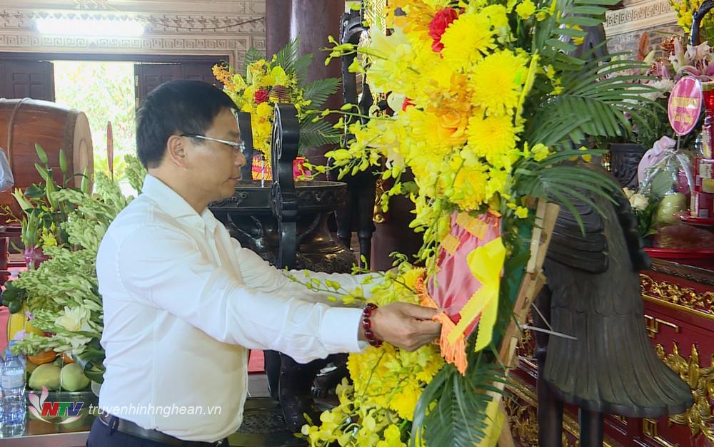 Bộ trưởng Nguyễn Văn Thắng dâng lẵng hoa tươi tại Nhà tưởng niệm 1.240 anh hùng liệt sĩ hy sinh tại tọa độ lửa Truông Bồn.