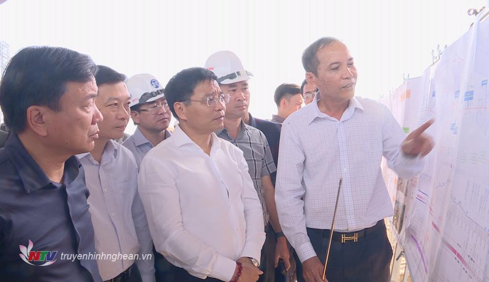 Đồng chí Nguyễn Văn Thắng - Ủy viên Ban Chấp hành Trung ương Đảng, Bộ trưởng Bộ Giao thông vận tải kiểm tra tiến độ đoạn cao tốc Diễn Châu - Bãi Vọt.