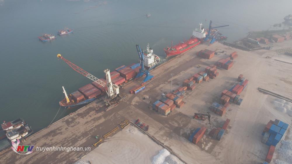 Mã hàng container đầu năm 2024 được khẩn trương bốc xếp tại cầu cảng để chuẩn bị chuyển đi Hải Phòng và ra quốc tế đảm bảo đúng tiến độ. 