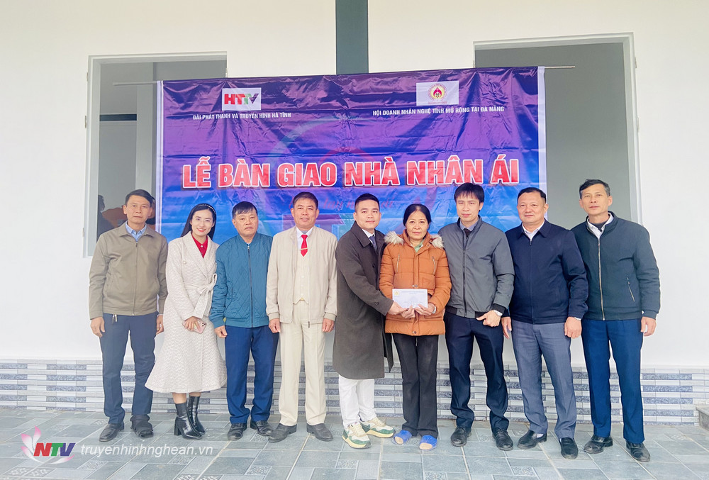 hỗ trợ 100 triệu đồng cho gia cho chị Trương Thị Lợi thôn Chi Lưu, xã Thạch Kênh, huyện Thạch Hà xây dựng nhà ở.