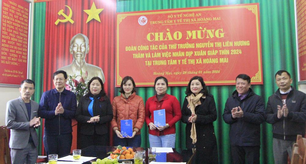Thứ trưởng Bộ Y tế Nguyễn Thị Liên Hương cùng đoàn công tác tặng quà chúc Tết các y, bác sĩ Trung tâm Y tế thị xã Hoàng Mai.