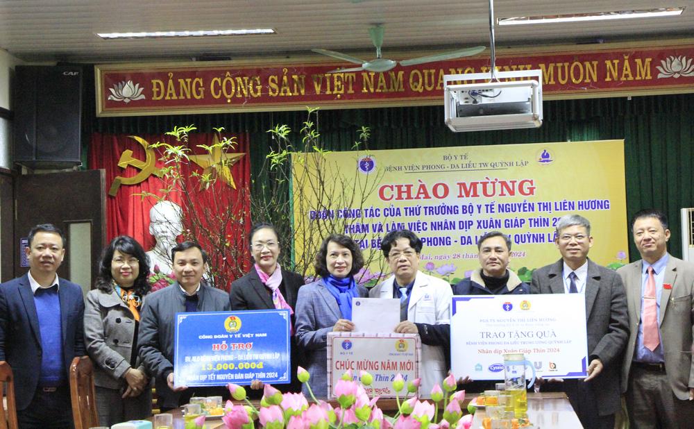 Thứ trưởng Bộ Y tế Nguyễn Thị Liên Hương cùng đoàn công tác tặng quà chúc Tết các y, bác sĩ Bệnh viện Phong – Da liễu TW Quỳnh Lập.