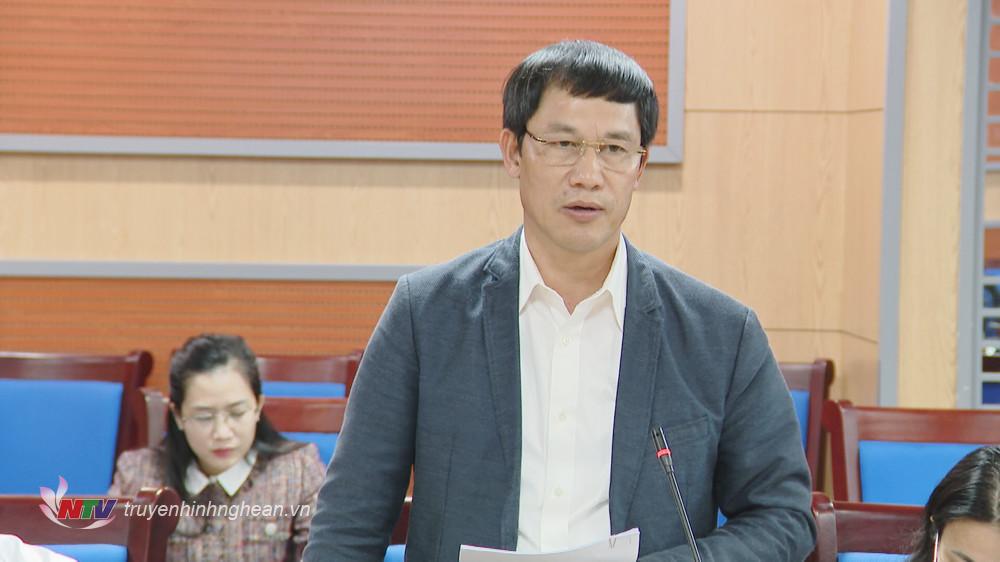 Đồng chí Bùi Duy Sơn - Chánh Văn phòng Đoàn ĐBQH và HĐND tỉnh Nghệ An trình bày các báo cáo trình phiên làm việc.