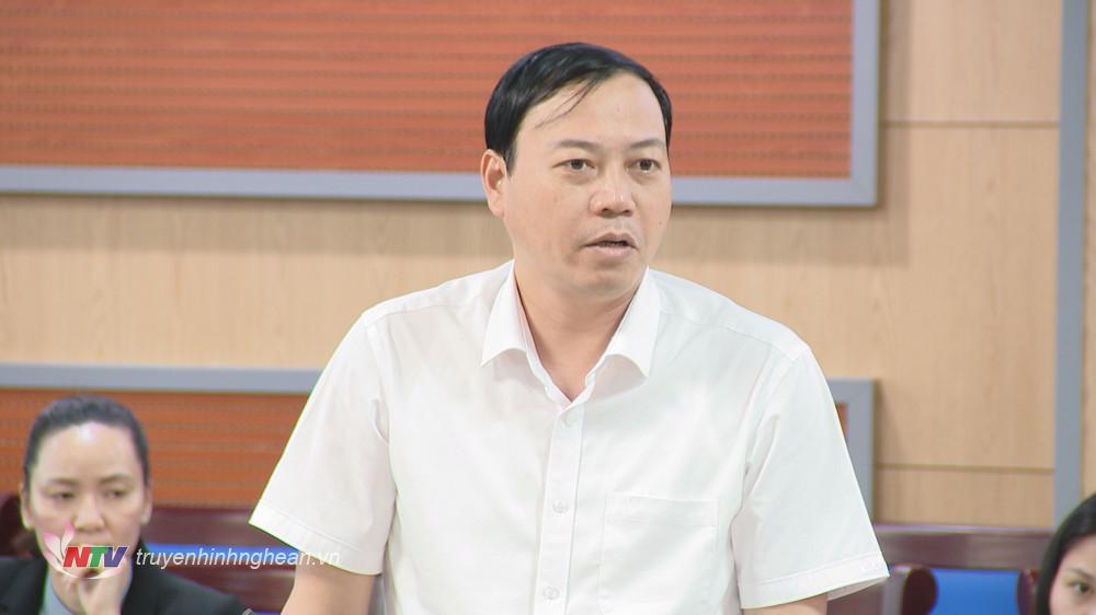 Đồng chí Chu Đức Thái - Trưởng ban Văn hóa – Xã hội HĐND tỉnh phát biểu tại phiên họp.