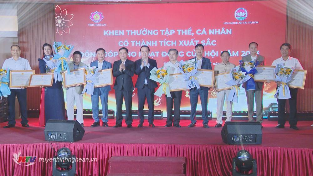 Bí thư Tỉnh ủy Thái Thanh Quý và Chủ tịch UBND tỉnh Nguyễn Đức Trung trao tặng Bằng khen cho 9 tập thể đã có thành tích xuất sắc trong hoạt động của Hội đồng hương Nghệ An tại TP. Hồ Chí Minh.
