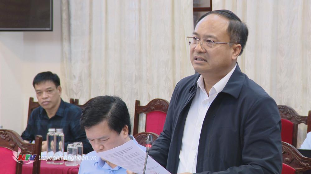 Đồng chí Nguyễn Viết Hưng - Giám đốc Sở Nội vụ, đại diện cơ quan Thường trực của Ban Chỉ đạo cải cách hành chính tỉnh trình bày báo cáo đánh giá kết quả năm 2023 và đề xuất phương hướng, nhiệm vụ năm 2024. 