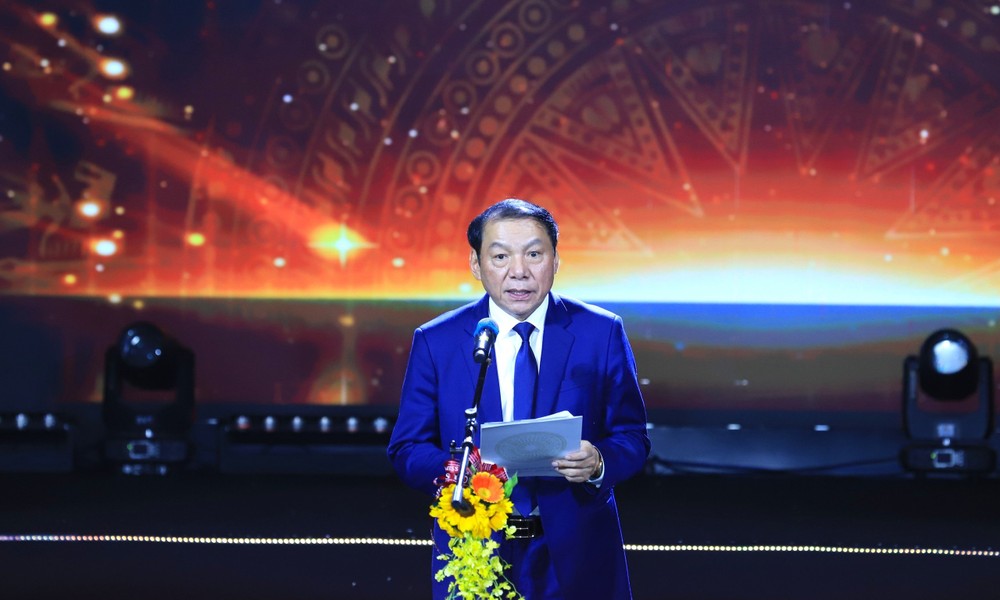 Bộ trưởng Bộ VHTTDL Nguyễn Văn Hùng phát biểu tại chương trình vinh danh nghệ sĩ.