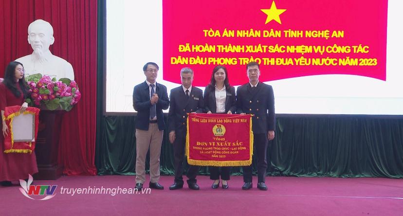 TAND tỉnh đón nhận  cờ thi đua của Tổng Liên đoàn lao động  Việt Nam