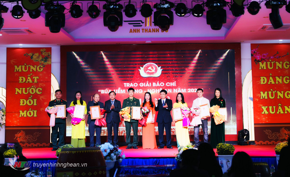 Phó Chủ tịch HĐND tỉnh Nguyễn Như Khôi và Phó Chủ tịch UBND tỉnh Bùi Đình Long trao giải Nhì cho các tác giả, nhóm tác giả.