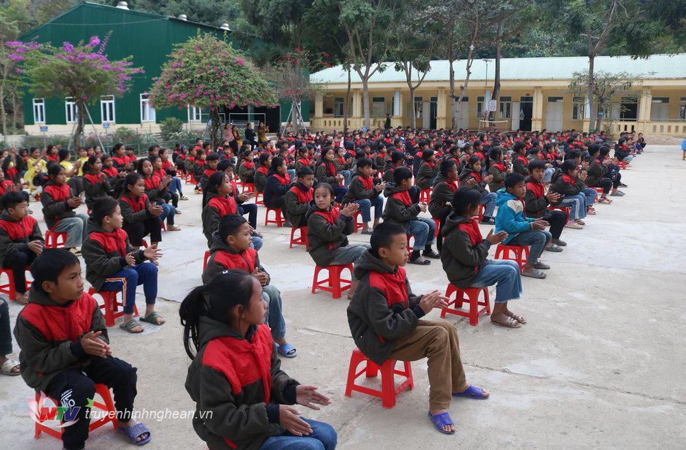 Trường PTDTBT Tiểu học Chiêu Lưu 2, có hơn 270 em học sinh, trong đó 100% học sinh là con em đồng bào dân tộc thiểu số.