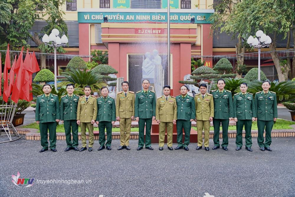 Các thành viên đoàn công tác Công an tỉnh Công an tỉnh Hủa Phăn (Lào) và Bộ Chỉ huy BĐBP Nghệ An chụp ảnh lưu niệm