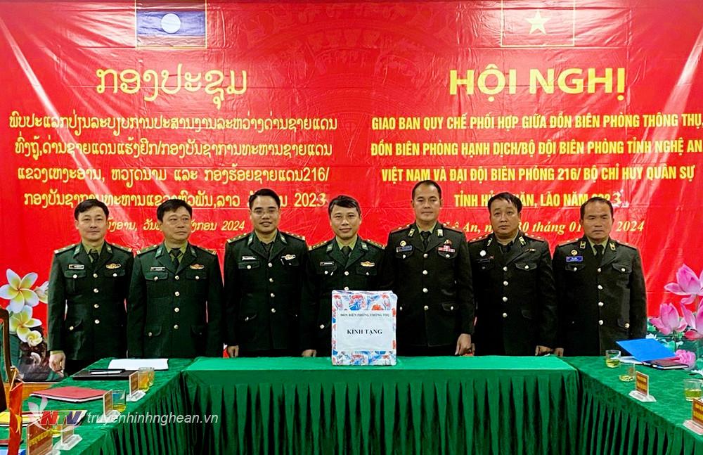 Đồn Biên phòng Thông Thụ (BĐBP Nghệ An) tặng quà cho Đại đội Biên phòng 216, Bộ Chỉ huy Quân sự tỉnh Hủa Phăn, CHDCND Lào