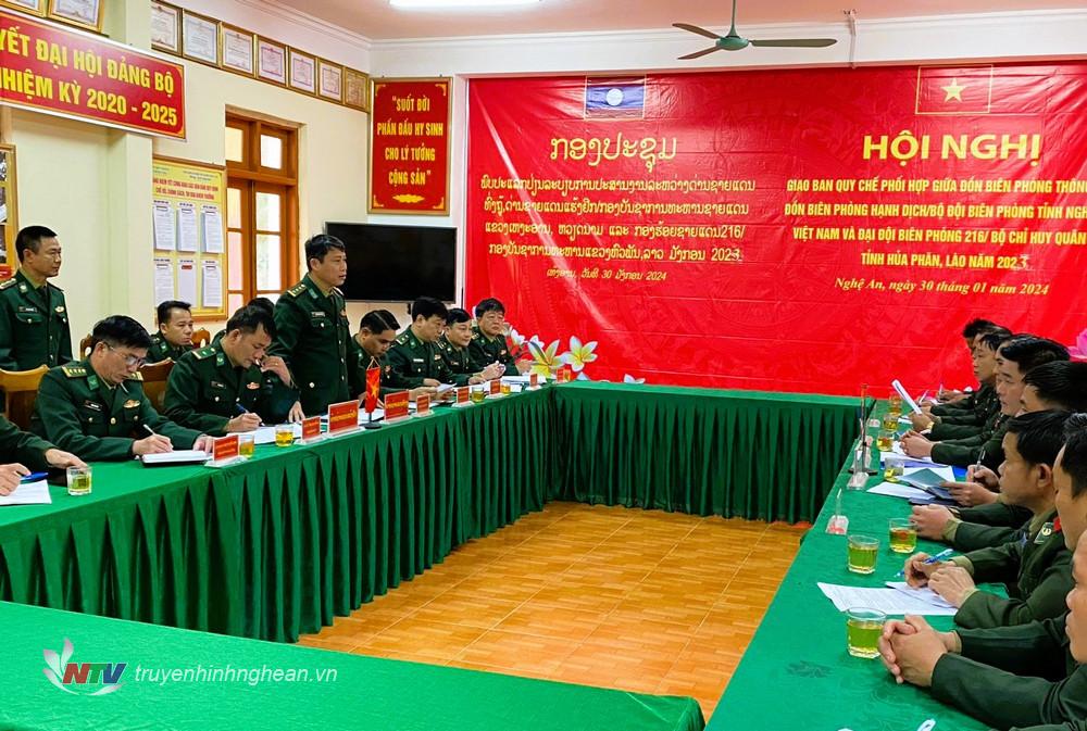 Toàn cảnh giao ban giữa Đồn Biên phòng Thông Thụ, Hạnh Dịch (BĐBP Nghệ An) và Đại đội Biên phòng 216, Bộ Chỉ huy Quân sự tỉnh Hủa Phăn, CHDCND Lào.