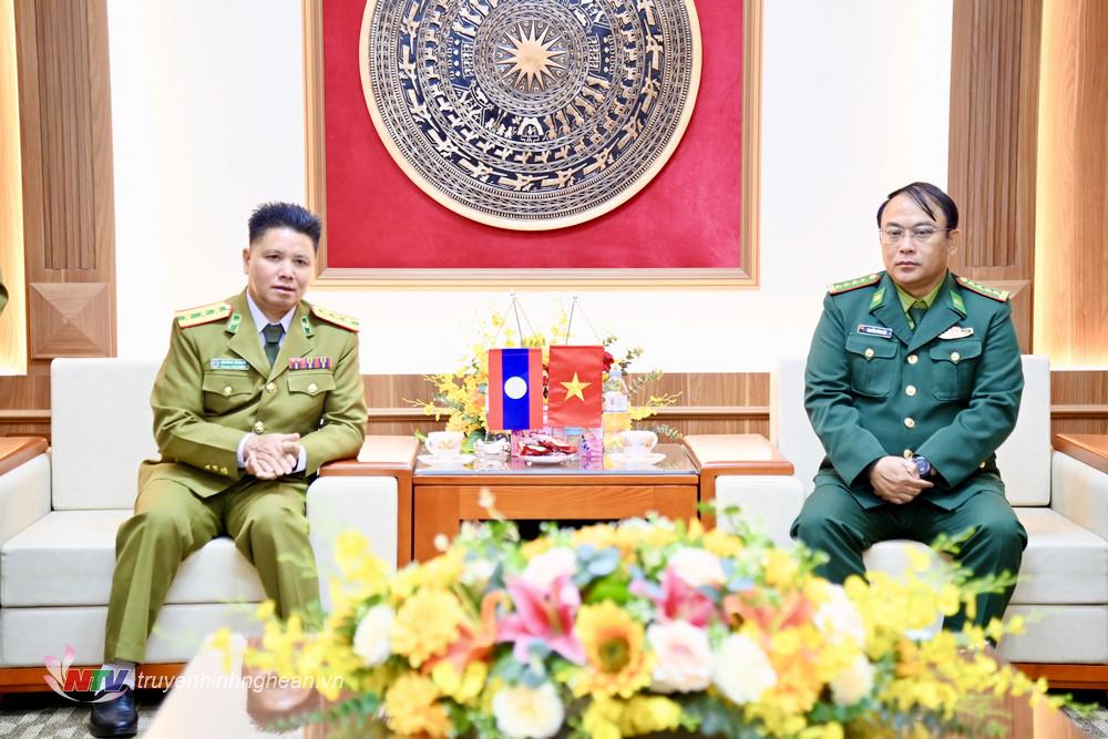 Đại tá Phetnoy Lorlonesy, Phó Giám đốc Công an tỉnh Hủa Phăn (Lào) trao đổi, thông tin tình hình liên quan với Đại tá Nguyễn Công Lực, Chỉ huy trưởng BĐBP Nghệ An.