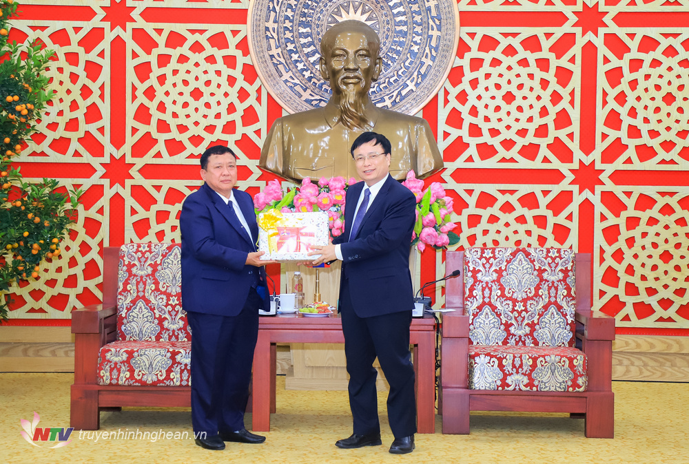 Phó Chủ tịch UBND tỉnh Nghệ An Bùi Đình Long tặng quà lưu niệm tỉnh Xay Sổm Bun. 