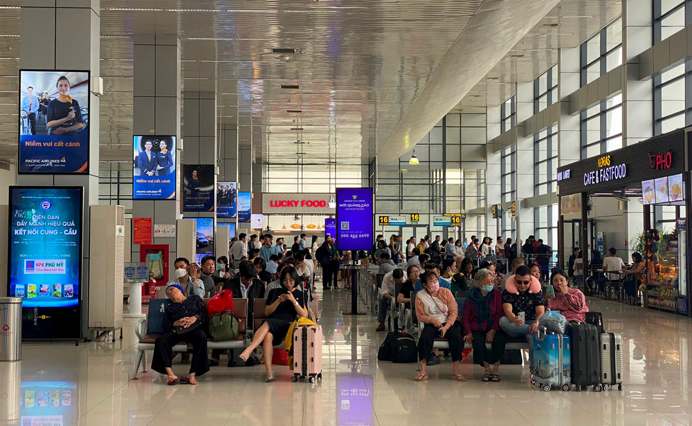 Hành khách đi máy bay tại sân bay Nội Bài.