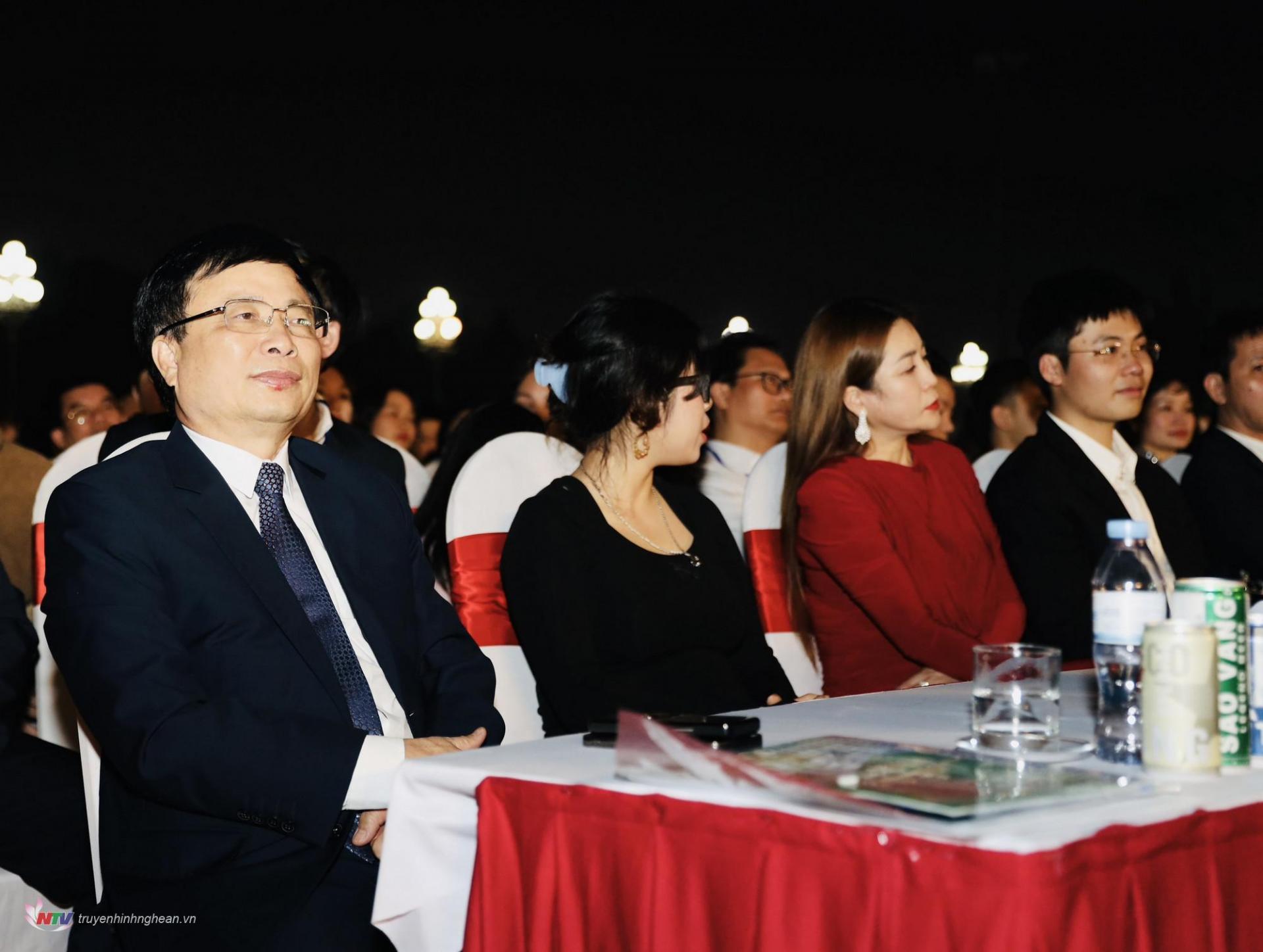 Lãnh đạo tỉnh và các ban, sở, ngành của tỉnh Nghệ An dự chương trình Countdown - Chào năm mới 2024. 