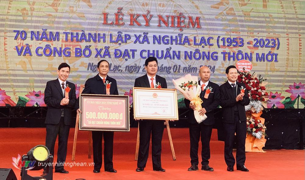 Trao bằng công nhận xã Nghĩa Lạc đạt chuẩn NTM năm 2023 và tiền thưởng 500 triệu đồng của UBND tỉnh.