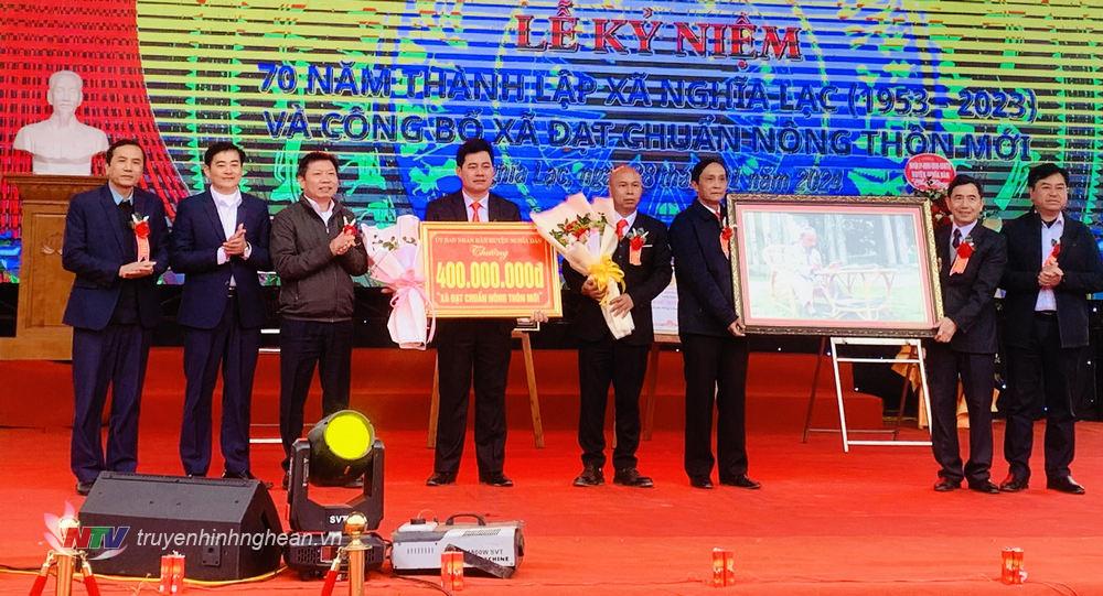Lãnh đạo huyện Nghĩa Đàn trao tặng bức tranh Bác Hồ và tiền thưởng 400 triệu đồng cho xã Nghĩa Lạc