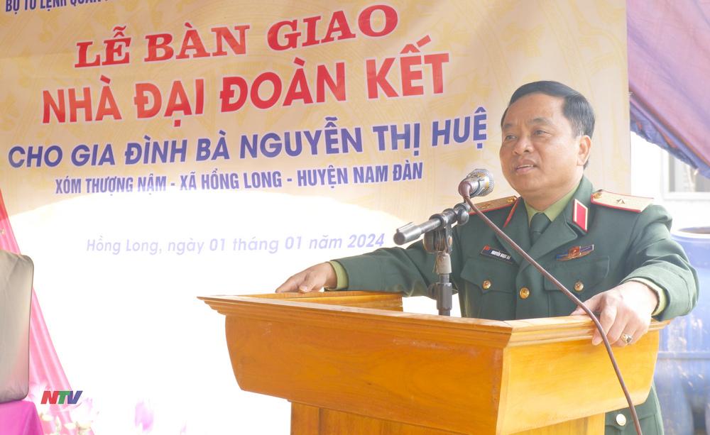 Thiếu tướng Nguyễn Ngọc Hà, Phó tư lệnh Quân khu 4 phát biểu tại lễ bàn giao nhà Đại đoàn kết