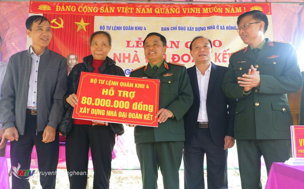 Thiếu tướng Nguyễn Ngọc Hà, Phó tư lệnh Quân khu trao số tiền hỗ trợ xây dựng nhà Đại đoàn kết cho gia đình bà Nguyễn Thị Huệ