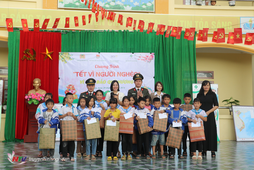 Những phần quà tặng 60 em học sinh có hoàn cảnh khó khăn tại Trường tiểu học Diễn Vạn, huyện Diễn Châu.