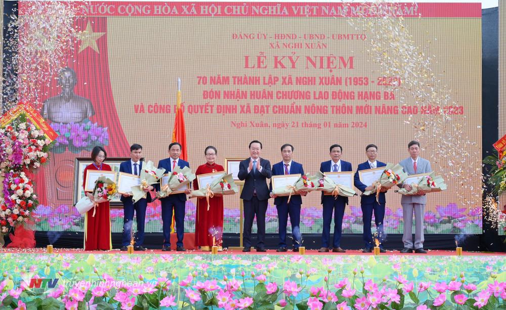Chủ tịch UBND tỉnh Nguyễn Đức Trung cũng đã trao tặng Bằng khen của Chủ tịch UBND tỉnh cho 2 tập thể và 6 cá nhân đạt thành tích trong phong trào thi đua yêu nước.