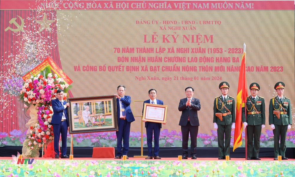 Chủ tịch Quốc hội Vương Đình Huệ thay mặt Đảng và Nhà nước, trao Huân chương Lao động hạng Ba cho Đảng bộ, chính quyền và nhân dân xã Nghi Xuân.
