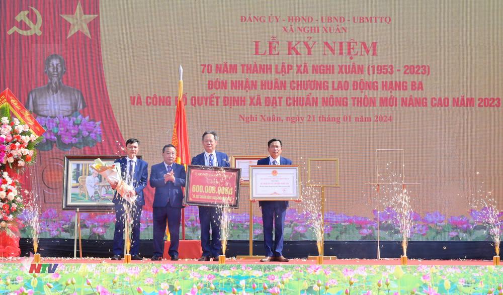Phó Chủ tịch UBND tỉnh Nguyễn Văn Đệ trao Bằng công nhận và trao thưởng cho xã Nghi Xuân đạt chuẩn NTM nâng cao. 